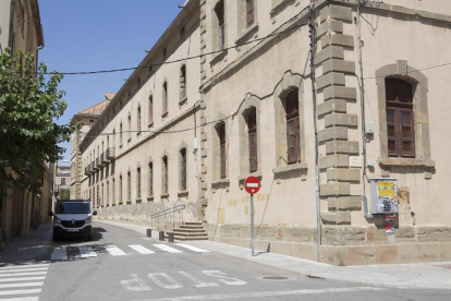 La façana de la Universitat de Cervera que dóna al carrer Canceller Dou.