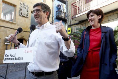 Sánchez alerta del “riesgo de involución” con Susana Díaz y ésta reclama “levantar España”
