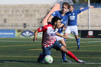 Un jugador del Balaguer es víctima de una falta por parte de un rival.