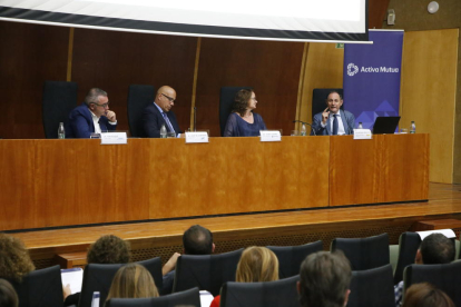 Imagen de los conferenciantes en la Sala d’Actes del Edificio del Rectorat, en Lleida.