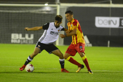 El capità del Lleida, Marc Nierga, lluita una pilota amb un rival en el partit de dissabte a València.