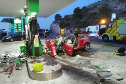 El vehículo accidentado ayer, en una gasolinera de Benicàssim.
