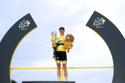 El británico Chris Froome celebra su victoria en el Tour de Francia con su hijo Killian.