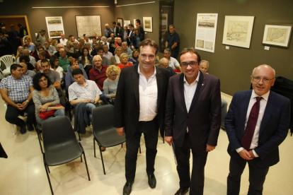 El conseller Rull, con el profesor Capdeferro y el alcalde, Josep Ibarz, en el Museu Josep Mas Dora.
