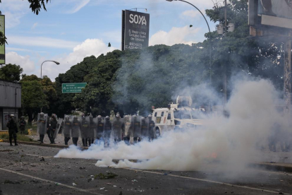 Enfrentamiento entre manifestantes y policía ayer en Caracas durante la marcha de apoyo a jueces.