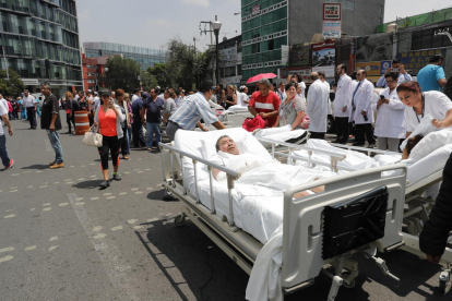 Diversos pacients d’un hospital mexicà són evacuats després del terratrèmol.