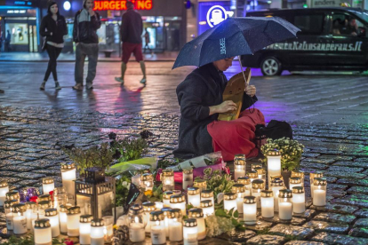 Homenatge a la plaça del Mercat de Turku a les víctimes de l’atac de divendres passat.