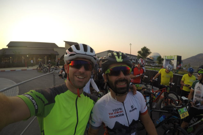 Marc Tugues i Joel Bernardes es fan un ‘selfie’ abans d’iniciar una de les etapes.