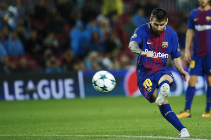 Messi llança davant l’Olympiacos la falta amb què va assolir el seu gol cent en competicions europees.