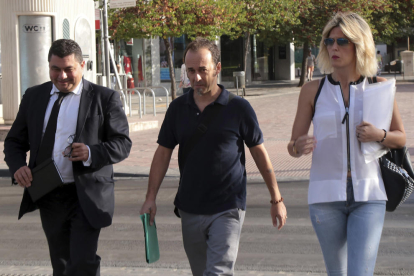 Francesco Arcuri (c), expareja de Rivas y padre de sus hijos, a su llegada al juzgado con sus abogados.