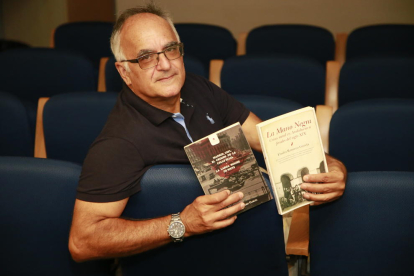 El leridano Eladi Romero, con sus dos últimos títulos publicados.