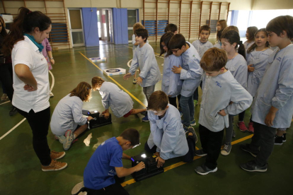 Alumnos del colegio Espiga, ayer en uno de los talleres sobre energía organizados por Endesa.