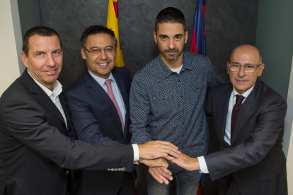 Navarro va segellar ahir l’acord al costat de Nacho Rodríguez, Josep Maria Bartomeu i Joan Bladé.