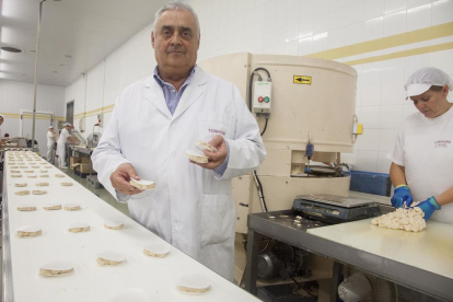 Ángel Velasco, en las instalaciones de la empresa en Agramunt con sus famosos turrones.