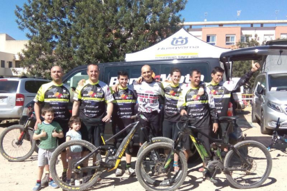 Xavi Galindo, segundo por la izquierda, junto al resto de miembros de su equipo Benimoto Bikes.