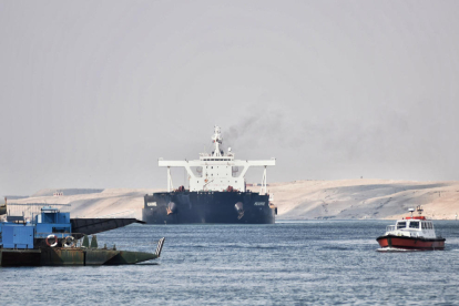 Les autoritats esperen que el trànsit torni a la normalitat al canal de Suez en quatre dies.