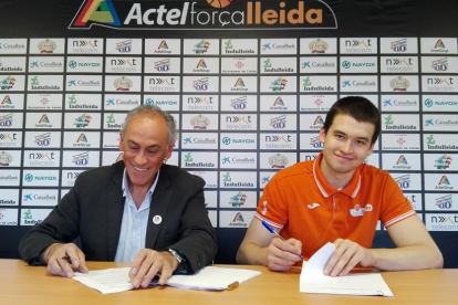 Hermet y el presidente del Força Lleida, Félix González, firman el nuevo contrato del pívot estonio.
