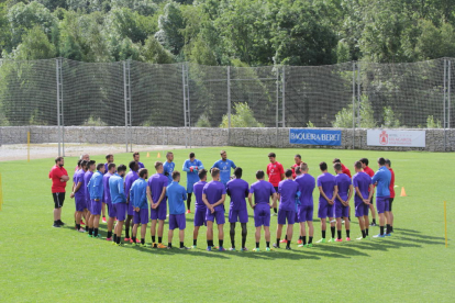 Els jugadors del Lleida Esportiu reben les indicacions del cos tècnic abans de començar el primer entrenament de l’‘stage’ a Aran.