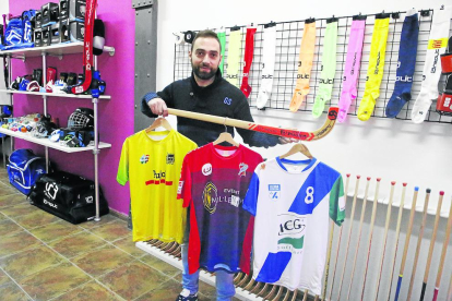 Lluís Rodero sostiene las tres camisetas a las que está ligado esta temporada.