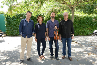 Els tres actors rapsodes i un integrant del quartet de corda amb el qual actuaran avui a Lleida.