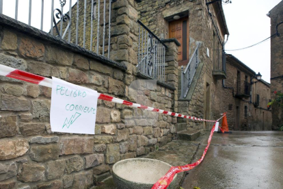 Els veïns de Florejacs van penjar cartells informant del perill que generava el cable caigut.