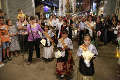 La procesión se abrió paso por las calles del Eix a medida que caía la noche.
