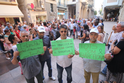 Musulmanes de Lleida concentrados el lunes en la plaza Paeria para condenar los atentados.
