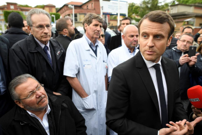 Macron durante su visita un hospital a las afueras de París.