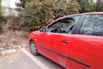 Un vehicle amb la finestra trencada i al qual li faltava la ràdio.