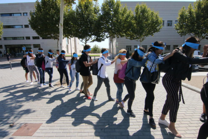 Un grup d’estudiants, amb els ulls embenats, ahir als voltants del campus de Cappont.