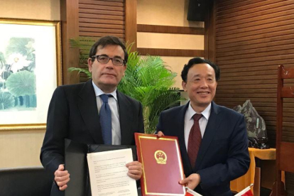 Carlos Cabanas con el viceministro chino, Li Yuanping, tras la firma de los acuerdos.