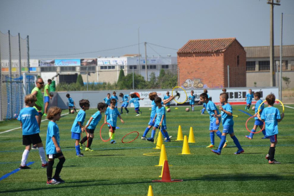 En la imagen, niños tomando parte en las actividades de fútbol en el Complex del Segrià.