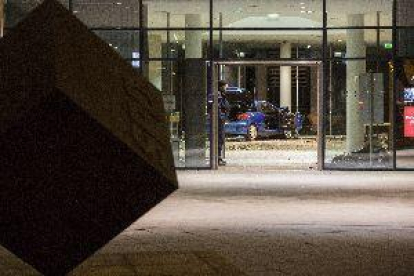 Un hombre estrella su coche contra una sede socialdemócrata alemana