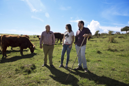 Tomàs Gordó y sus hijos, Laura y Miquel, que constituyen la cuarta generación dedicada a la ganadería ecológica en Cal Tomàs de La Pobla.