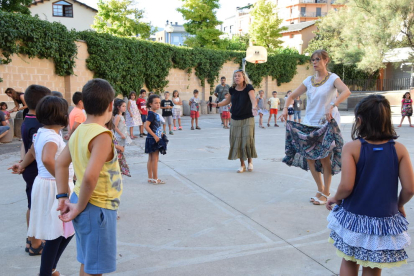 Niños y niñas de La Seu d’Urgell ensayando el lunes en la plaza de Les Monges.