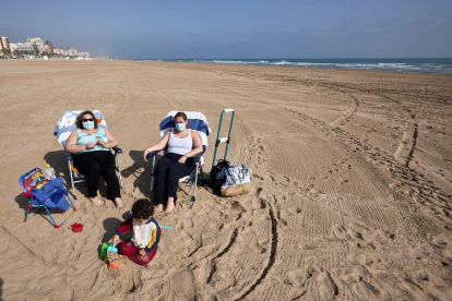 La Comunitat Valenciana propone no usar la mascarilla al tomar el sol en la playa