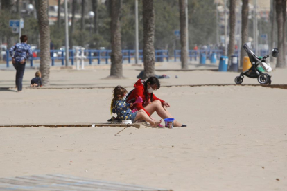 La Comunitat Valenciana proposa de no utilitzar la màscara en prendre el sol a la platja