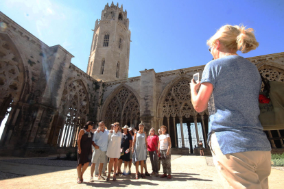 Los grupos de visitantes no dudaban ayer en fotografiarse en el claustro y otros lugares emblemáticos del monumento. 