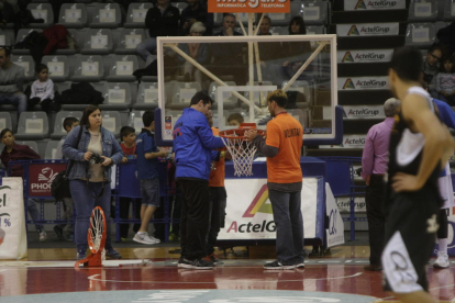 Leo Demetrio, que jugó un horrible partido, pugna por un balón con Javi Múgica, exjugador del Actel Lleida.
