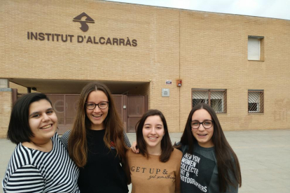 Las cuatro alumnas del instituto de Alcarràs que participarán en la final de este concurso.