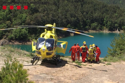 Un helicóptero del SEM evacuando a uno de los heridos, ayer en Navès.