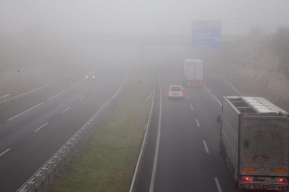 La densa niebla instalada en Lleida desde hace seis días impedía ver ayer la Seu Vella desde La Bordeta.