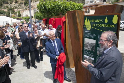 Se ha ha instalado una exposición retrospectiva destrás de las letras de Vallbona en la avenida Montequiu.