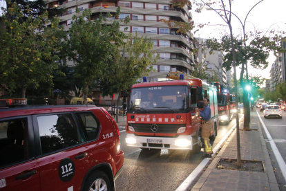 Un operario trabajaba ayer en el almacén que se incendió en Vilanova de Segrià.