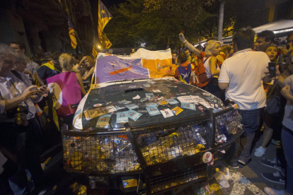 Un dels cotxes de la Guàrdia Civil que va patir danys el passat dimecres en les protestes davant de la seu de la conselleria d'Economia.