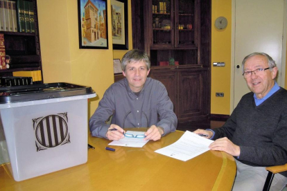 L'alcalde, David Rodríguez, i el director del museu, mossèn Lluís Prat, van signar l'acord per al dipòsit de l'urna.