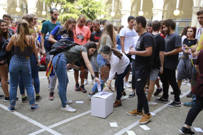 Alumnes votants simbòlicament aquest dilluns a la Universitat de Lleida.