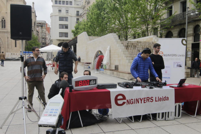 Aprenents de DJ de la Caparrella van mostrar les seues habilitats amb mesuradors de so, a Sant Joan.