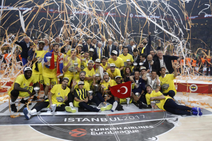 Los jugadores del Fenerbahce celebran su victoria ante el Olympiacos en la final de la Euroliga.