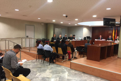 Los seis acusados, ayer en el banquillo de la Audiencia Provincial de Lleida. 